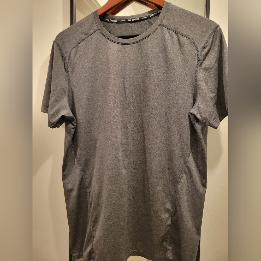 Mens H&M Training T Shirt in Gray Size Small